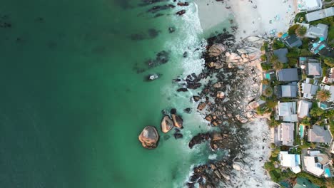 Von-Oben-Nach-Unten-Auf-Die-Felsige-Weiße-Sandküste-Am-Clifton-Beach-In-Kapstadt-Bei-Sonnenuntergang,-Luftaufnahme