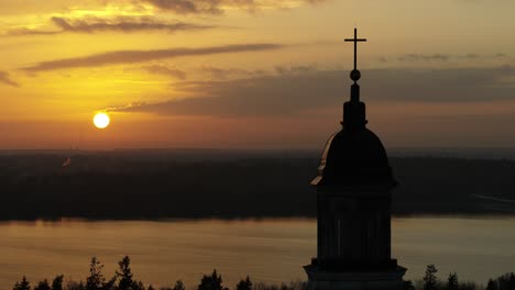 Sonnenuntergang-Und-Kirchturm