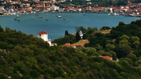 Una-Toma-Aérea-Cinematográfica-De-La-Isla-Ithaca-En-Grecia.