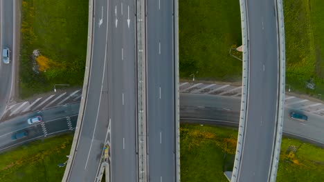 Vista-Estable-Desde-Una-Carretera-Rural-Alta-Con-Puentes-Y-Pasos-Elevados-En-Los-Que-Viajan-Automóviles-Y-Camiones