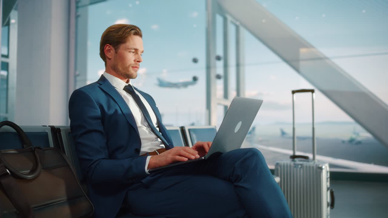 terminal del aeropuerto: hombre de negocios usa una computadora portátil, esperando un vuelo a una conferencia internacional. empresario viajero trabajo remoto en línea en una sala de embarque del centro de la aerolínea con aviones