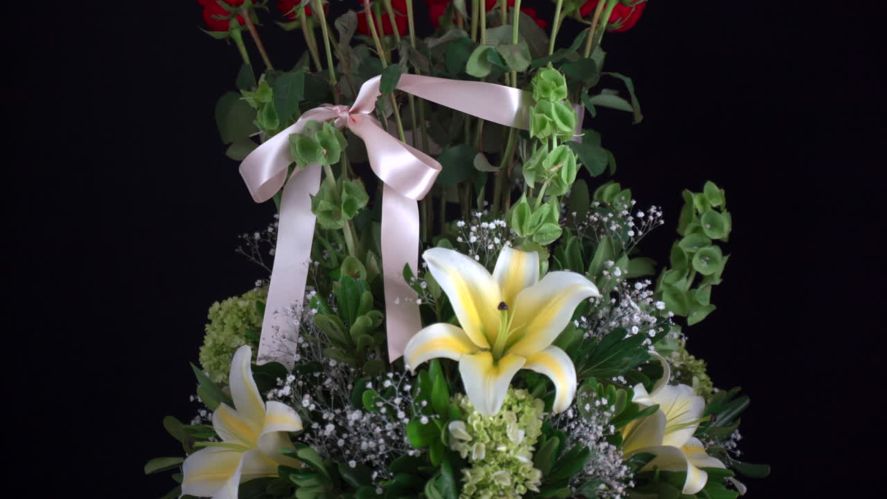 백합 꽃다발 배열 회전 및 슬라이더 샷 검은 배경