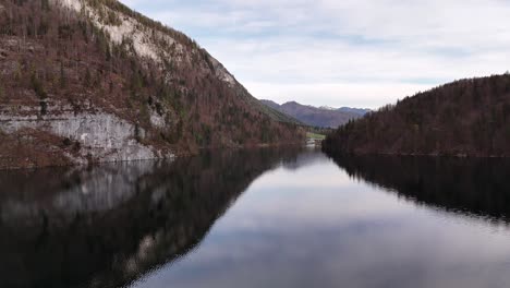 Hermosa-Vista-Sobre-El-Lago-Konigssee-Cerca-De-La-Ciudad-De-Berchtesgaden-En-Los-Alpes-Bávaros,-Alemania