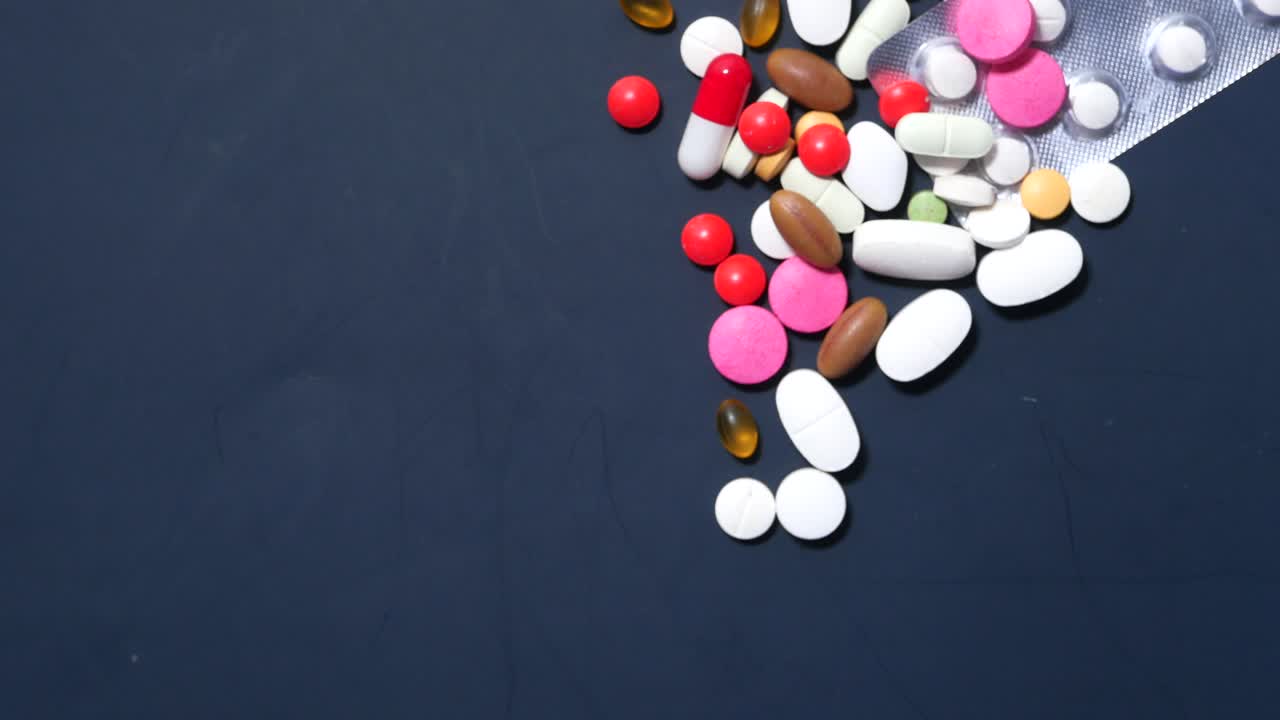 pastillas variadas y embalaje en blister