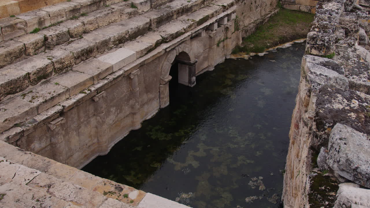 las ruinas de un edificio inundado en hierápolis