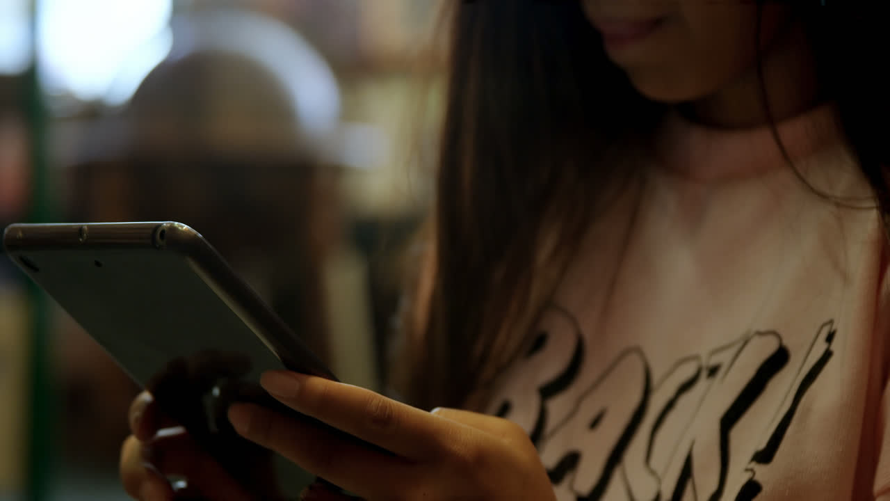 una adolescente usando una tableta digital 4k