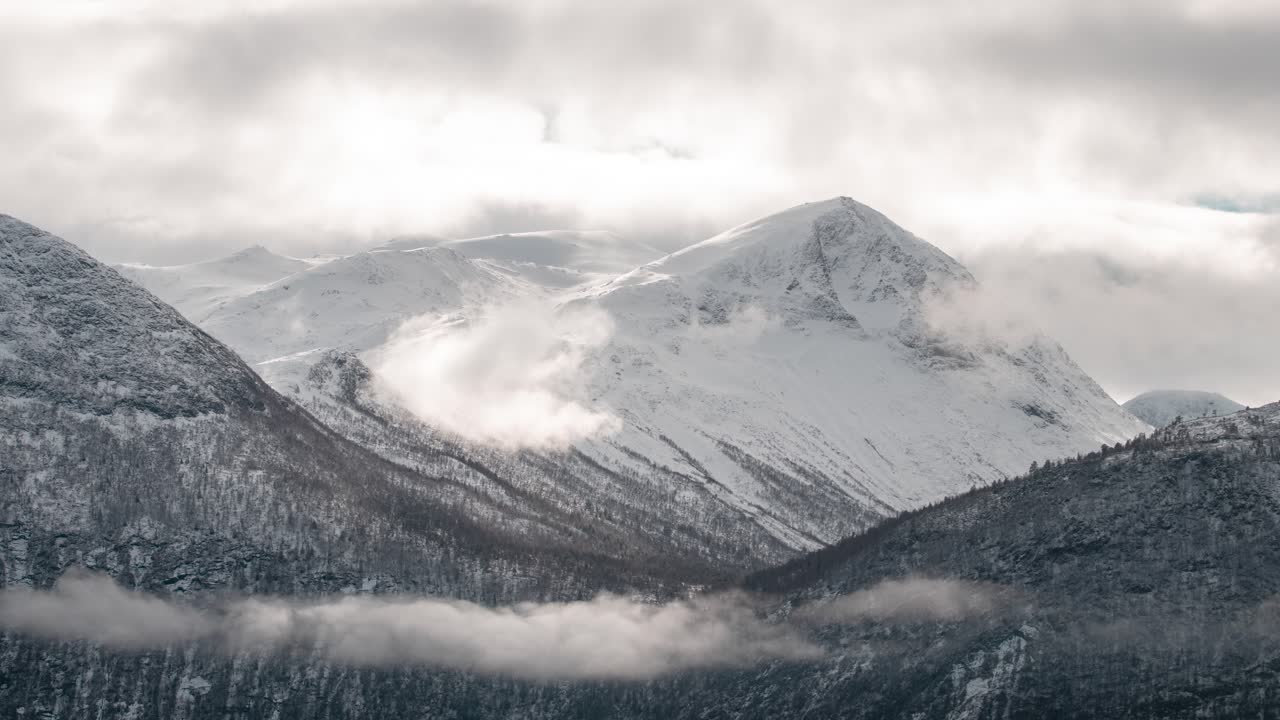 Timelapse de uma montanha e o céu passando.
