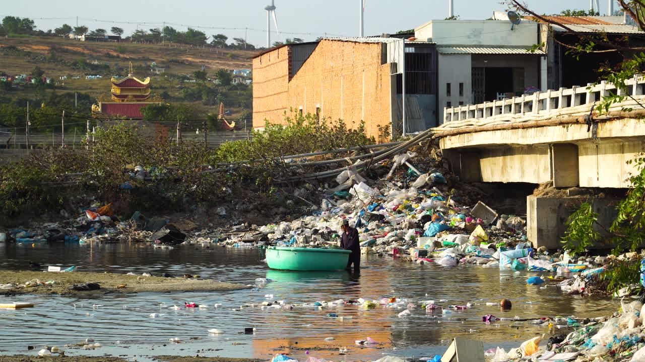 pequeño pueblo con agua corriente río contaminado con basura botella bolsa de plástico residuos en vietnam asia contaminación problema ambiental