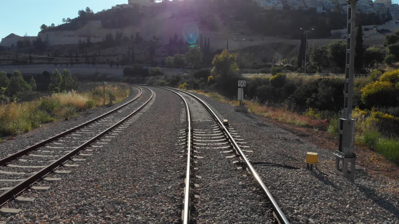 경치 좋은 풍경 에 있는 열차 트랙
