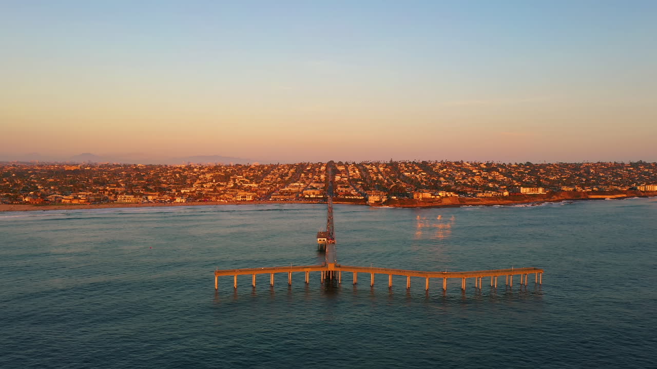 황혼 동안 바다 해변 부두, 무인 항공기 관점