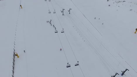 空的电梯和在阿尔托坎普奥滑雪场滑雪的人