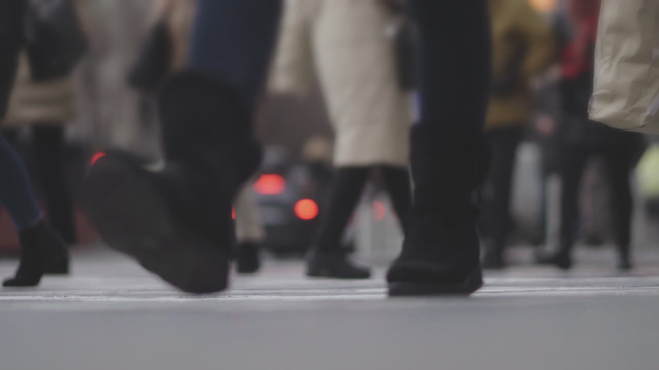 바쁜 도시 거리를 가로지르는 사람 들