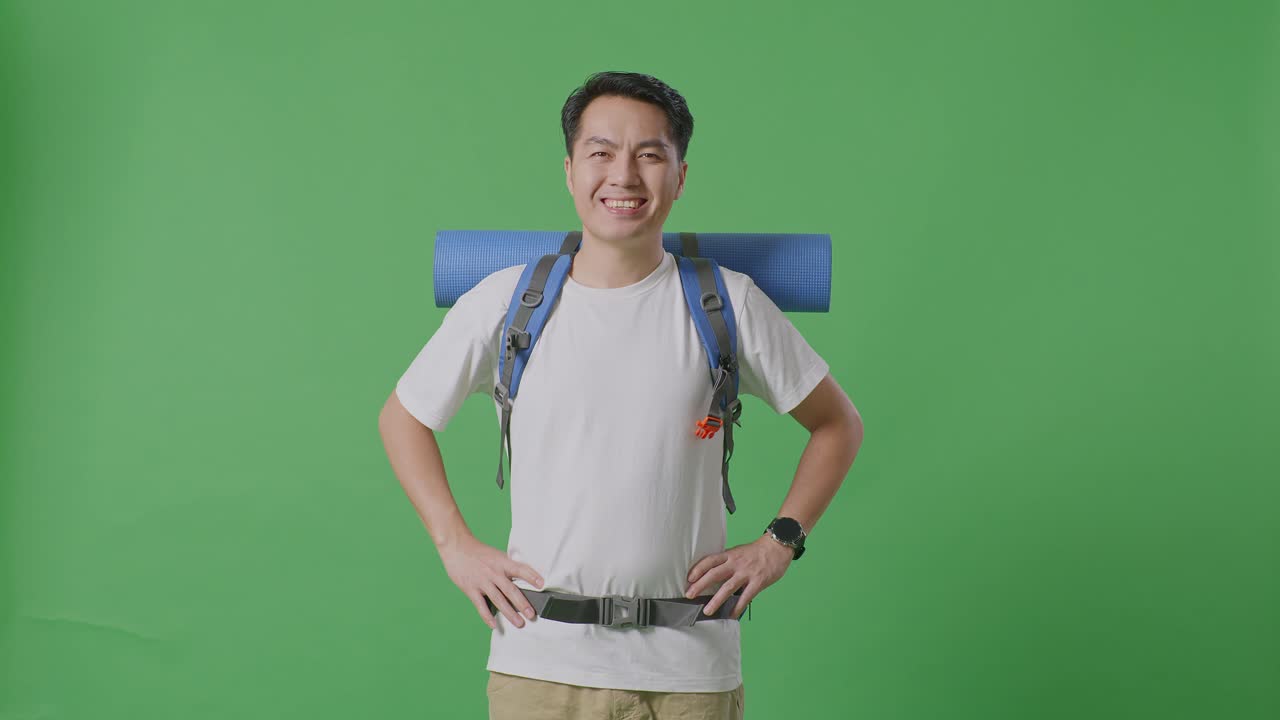 hombre con mochila y colchón de yoga - pantalla verde