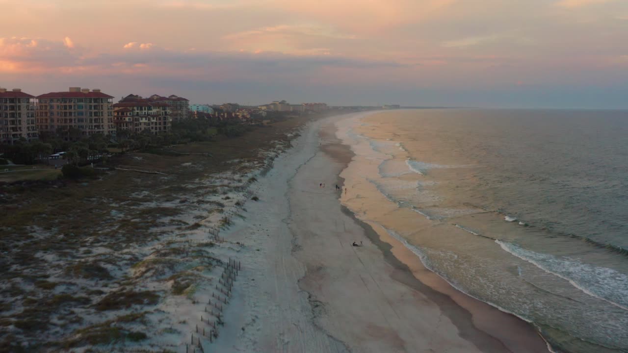 villas de vacaciones aéreas y lujosas en la isla a lo largo de la costa durante el atardecer o el amanecer