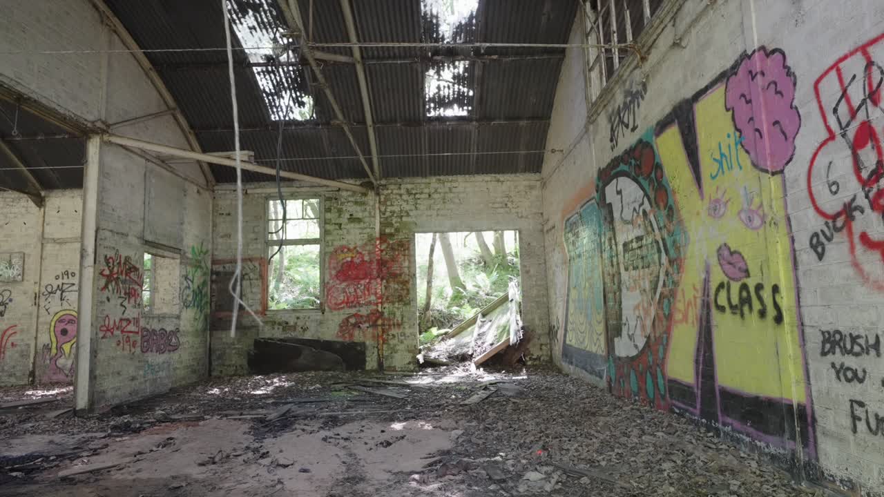 habitación vacía misteriosa, sentimientos escalofriantes, movimiento de cuerda siniestro, cámara lenta