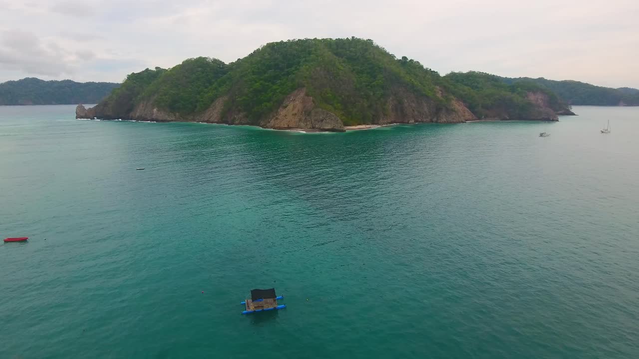 pequeños barcos locales anclados para la noche en la costa de pequeñas islas tropicales en un hermoso archipiélago