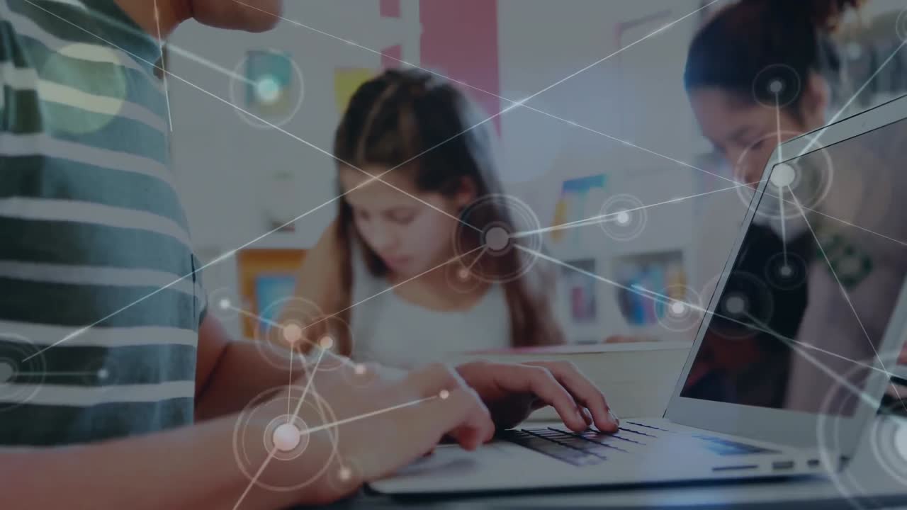 animación de la red de conexiones sobre las manos de un niño que usa una computadora portátil en la escuela