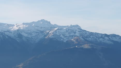 Una-Estación-De-Esquí-Cerrada-En-Otoño-Rodeada-De-Altas-Montañas-Nevadas