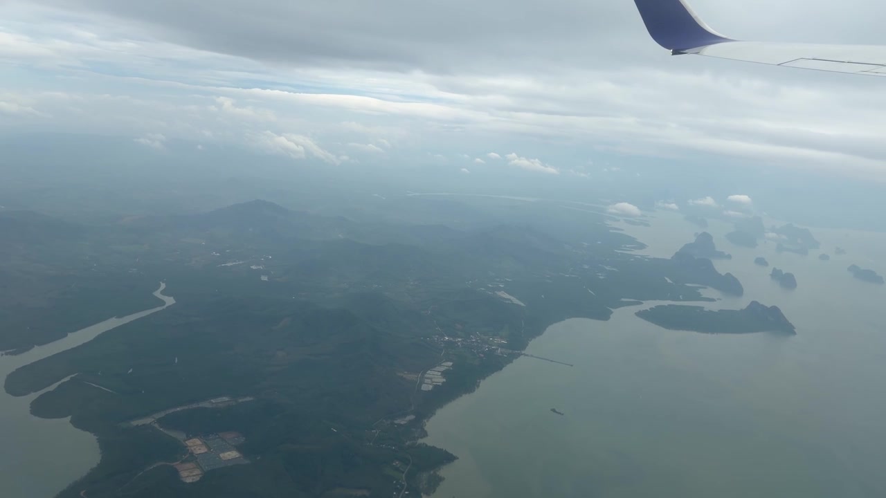 Udsigt fra flyvindue under flyvning over Phuket Island i Thailand, Sydøstasien-rejse.