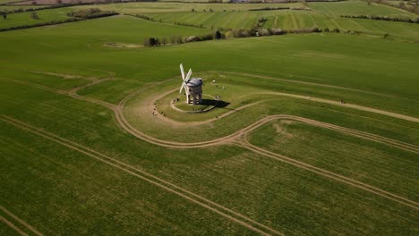 Landmark-Histórico-Molino-De-Viento-De-Chesterton-Vista-Aérea-Lejana-Sobrevolando-El-Paisaje-Rural-Inglés-Tierras-De-Cultivo-A-Birdseye