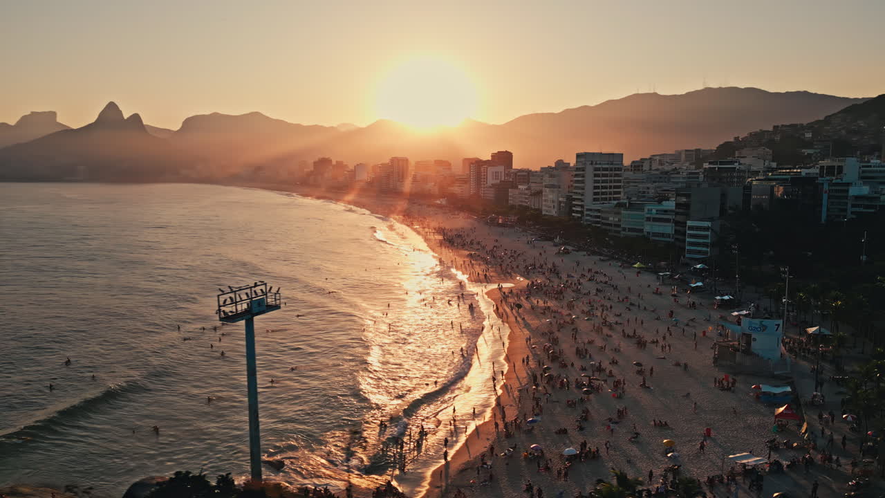 ipanema playa famosa al atardecer en la ciudad de río de janeiro brasil, américa del sur