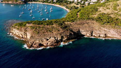 Sonnige-Luftaufnahme-Des-Englischen-Hafens-In-Antigua,-Karibik-Mit-Blick-Auf-Yachten,-Segelboote,-Marina,-Bucht-Und-Klippen