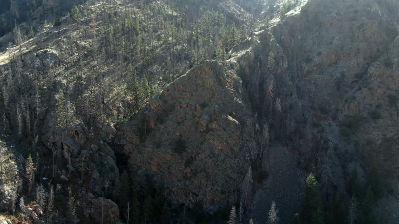 carro aéreo abajo de montañas y rocas en colorado