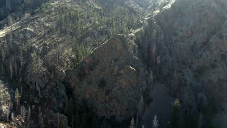 Carro-Aéreo-Abajo-De-Montañas-Y-Rocas-En-Colorado