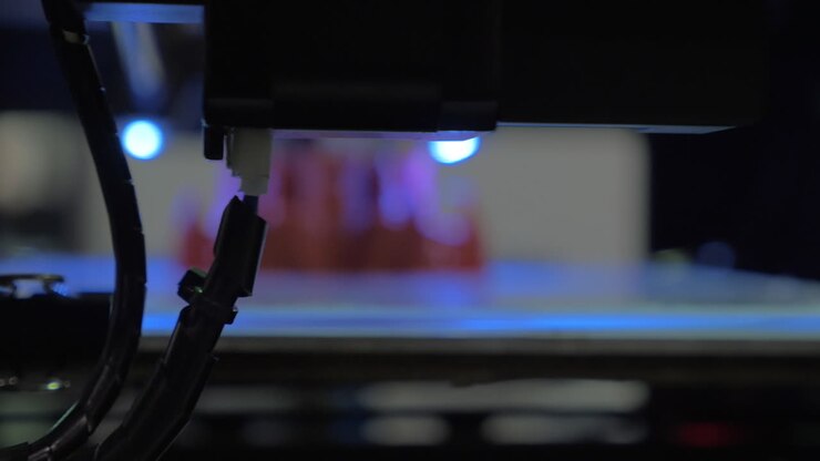 Em Moscou, Rússia, na exposição Robotix, uma impressora 3D imprime