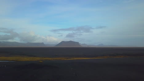 Drohnenwinkel-Der-Berge-In-Der-Nähe-Des-Schwarzen-Sandstrandes-In-Island