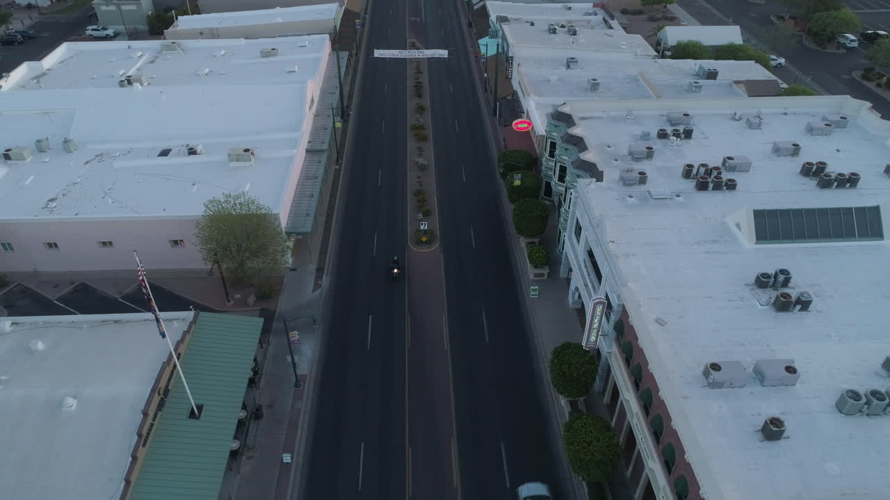 aéreo - motocicleta conduciendo por el centro