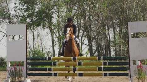 hombre afroamericano montando su caballo de doma