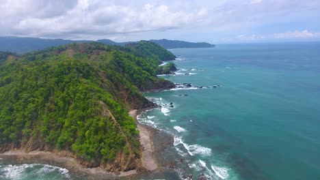 retroceder a lo largo de la costa verde de costa rica cerca de playa herradura en un día nublado en las montañas de la selva tropical