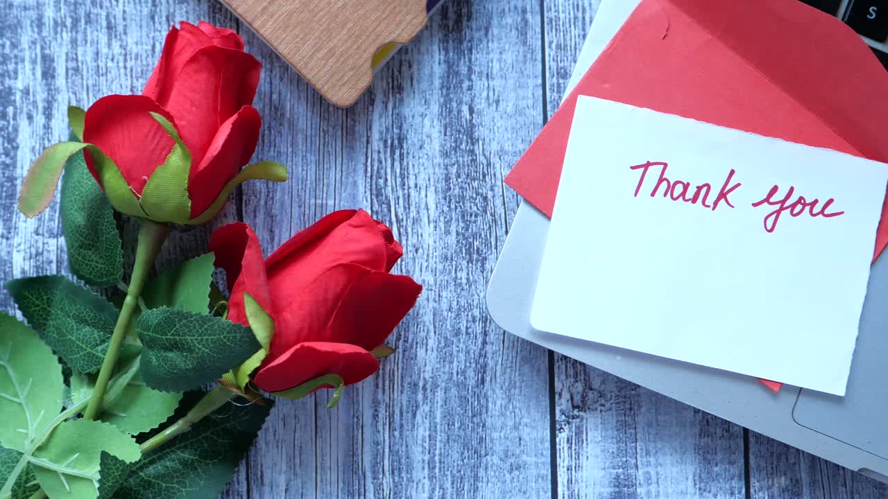 nota de agradecimiento con rosas rojas