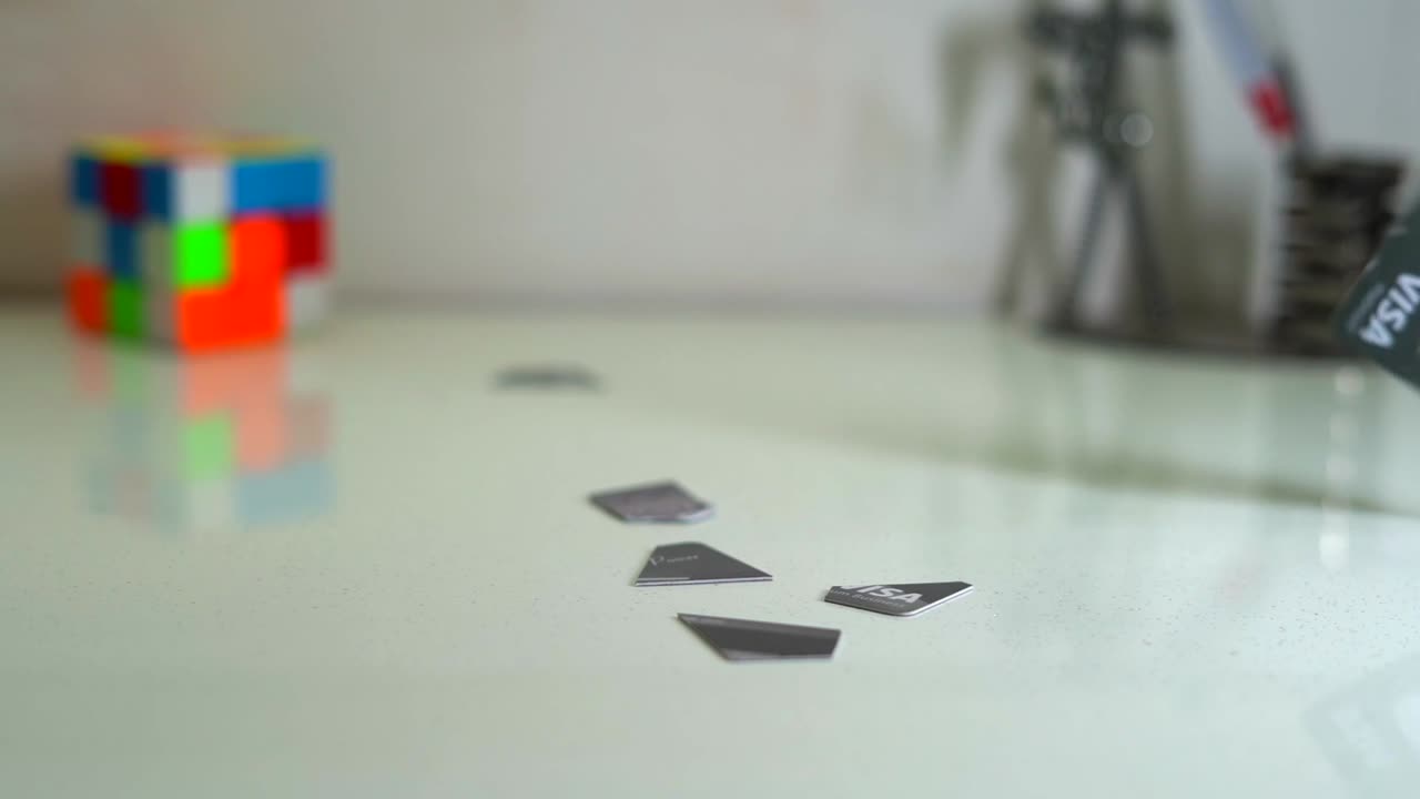 la tarjeta de cajero automático y las piezas de la tarjeta se están cayendo vista de cerca