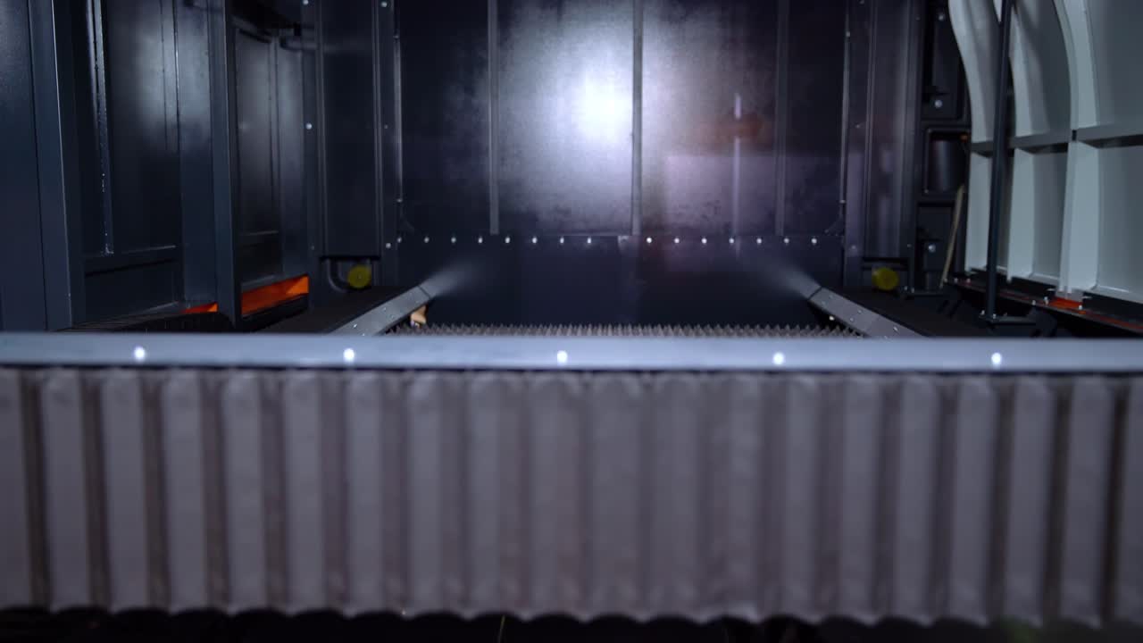 corte láser cnc de metal, tecnología industrial moderna.