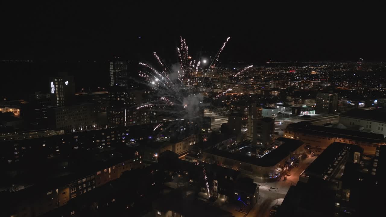 un primer plano aéreo de los petardos, reykjavik en el fondo