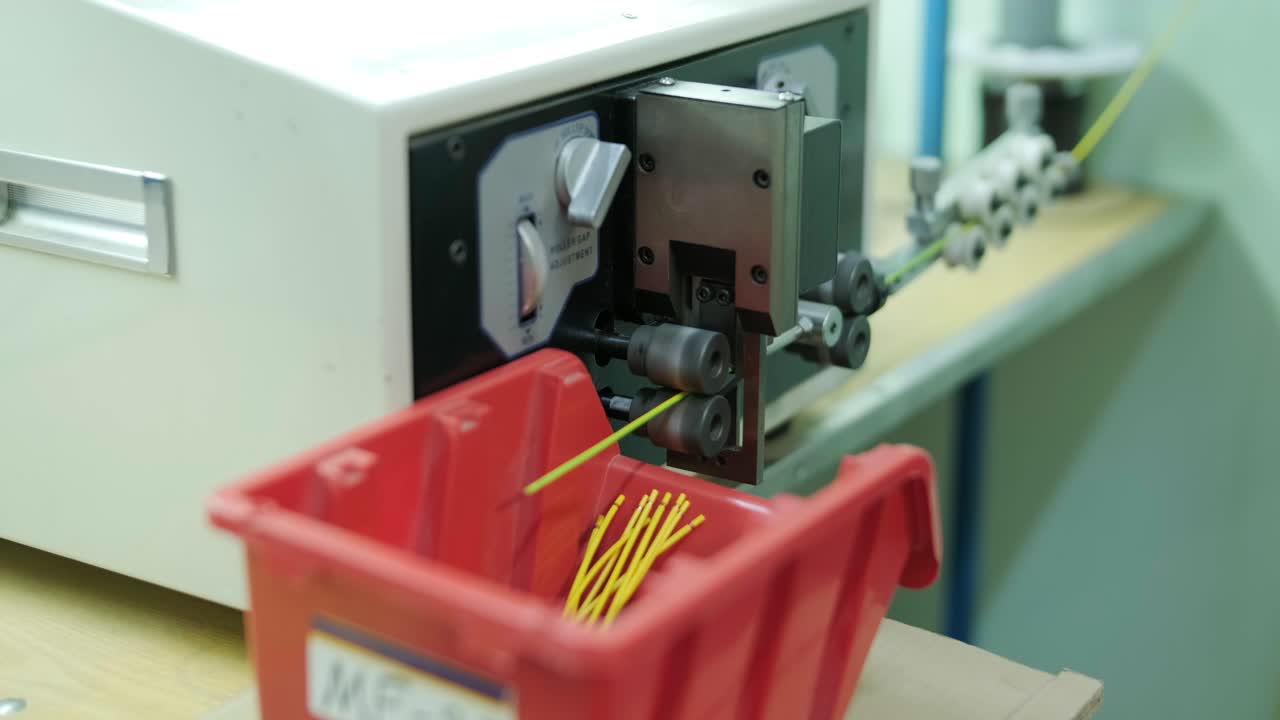 máquina de desprendimiento de alambre en acción