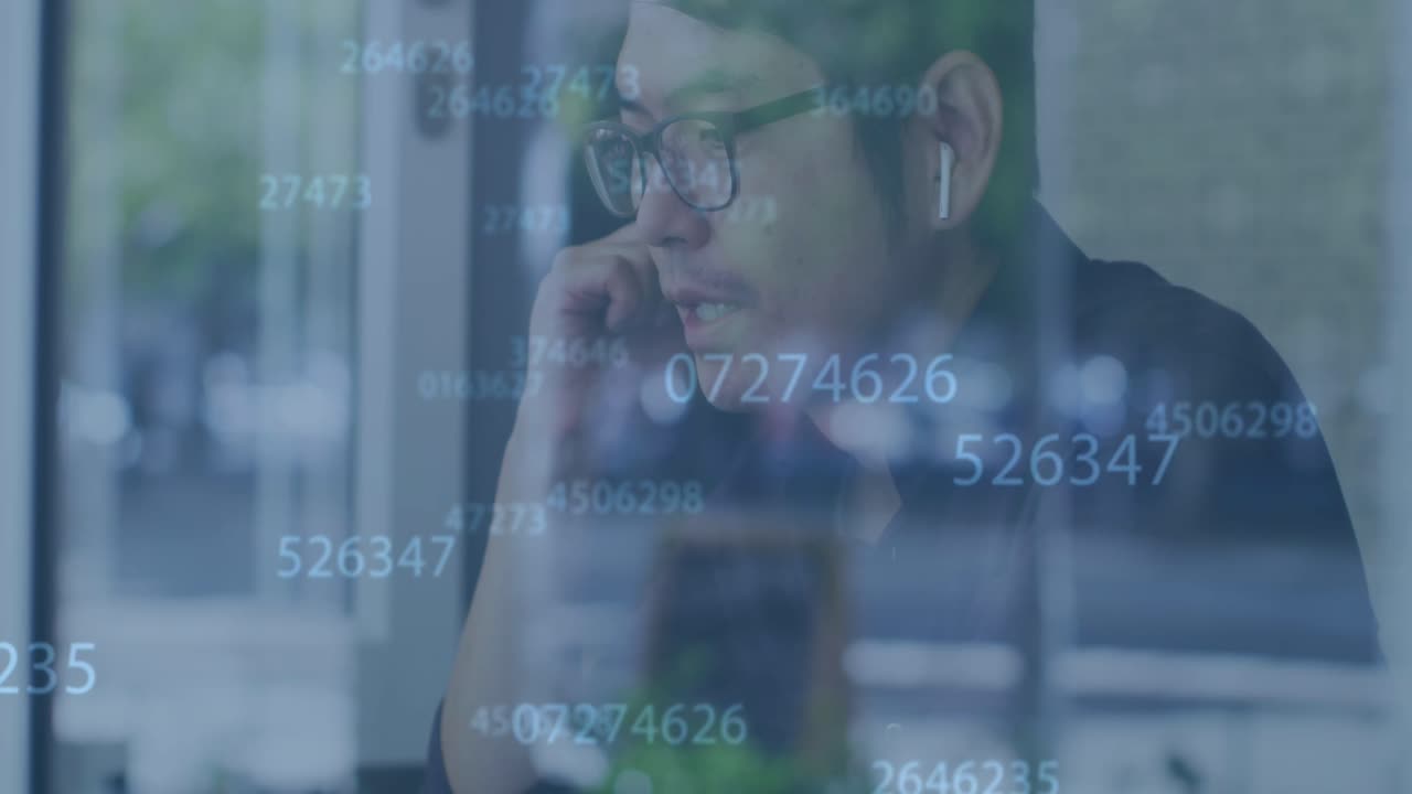 이어폰을 사용하는 아시아 사업가에 대한 데이터 처리 애니메이션