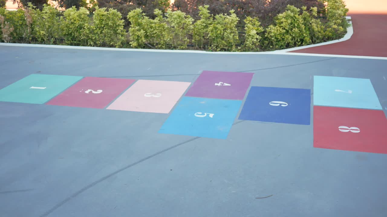 colorido juego de hopscotch en la acera