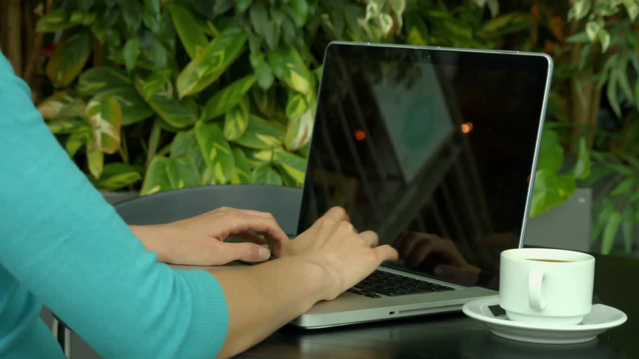 estudiante usando computadora portátil afuera en el campus