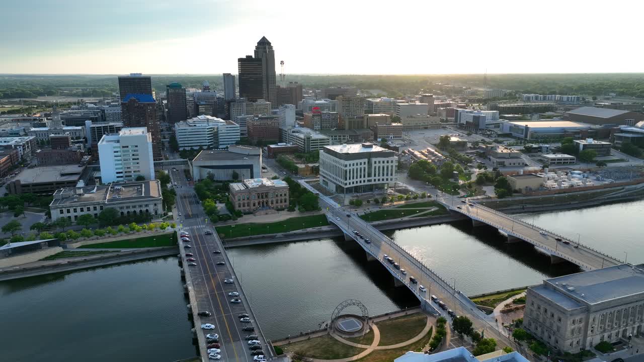 una amplia fotografía aérea de des moines, ia durante la puesta del sol