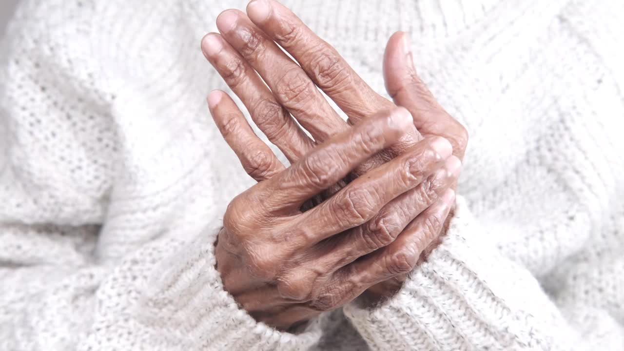 manos ancianas con dolor