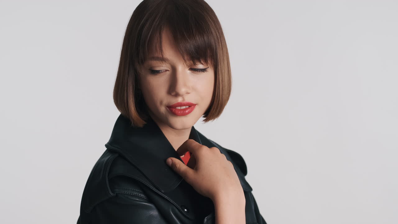 стильная профессиональная модель чувственно позирует в студии