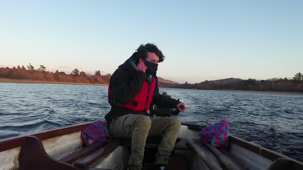 보트 슬로우 모션 4k에서 코로나 바이러스를 탈출하는 마스크를 쓴 젊은이