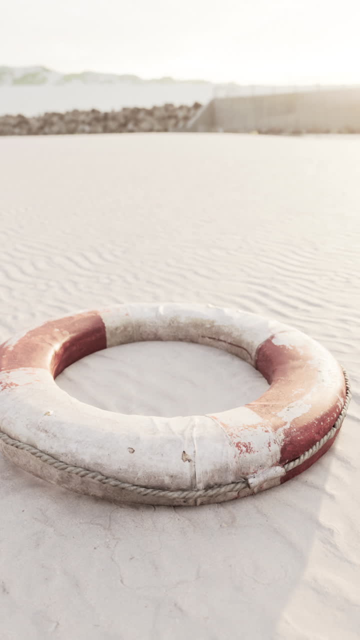 buya salvavidas en la playa de la ciudad al atardecer