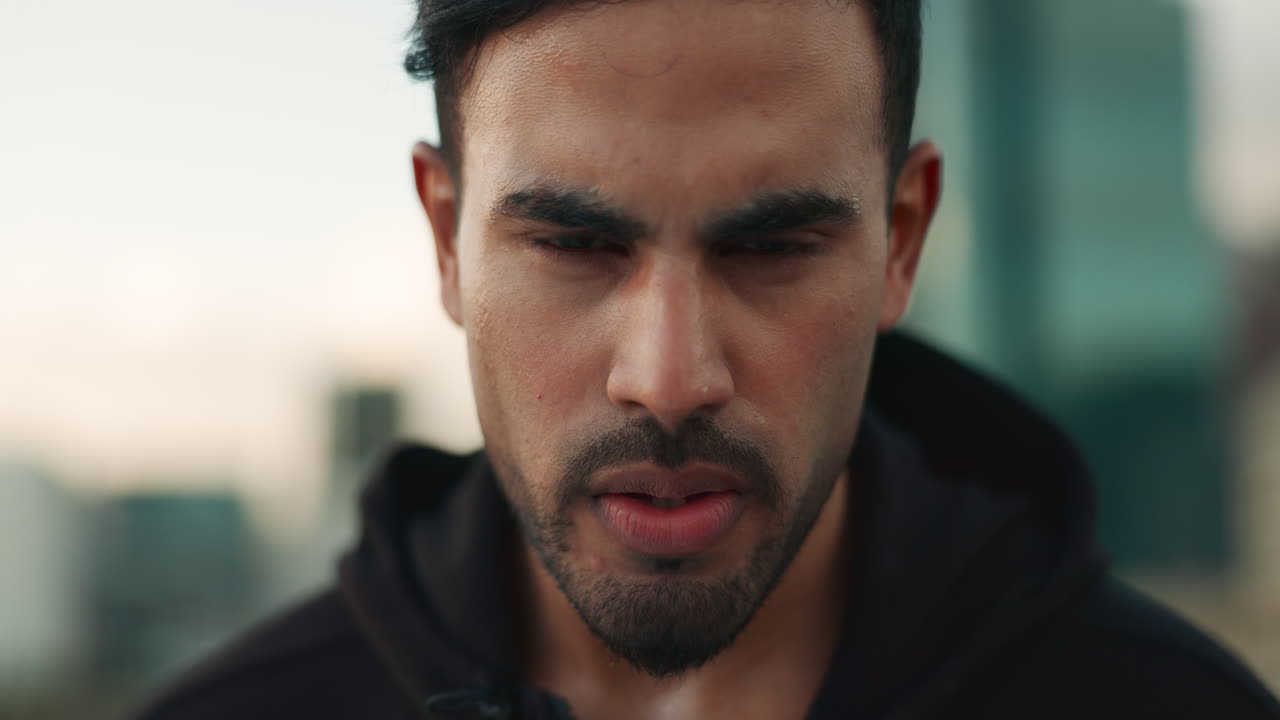 fitness, respiración y rostro del hombre en la ciudad