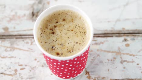 Taza-De-Café-Desechable-Sobre-Tabla-De-Madera