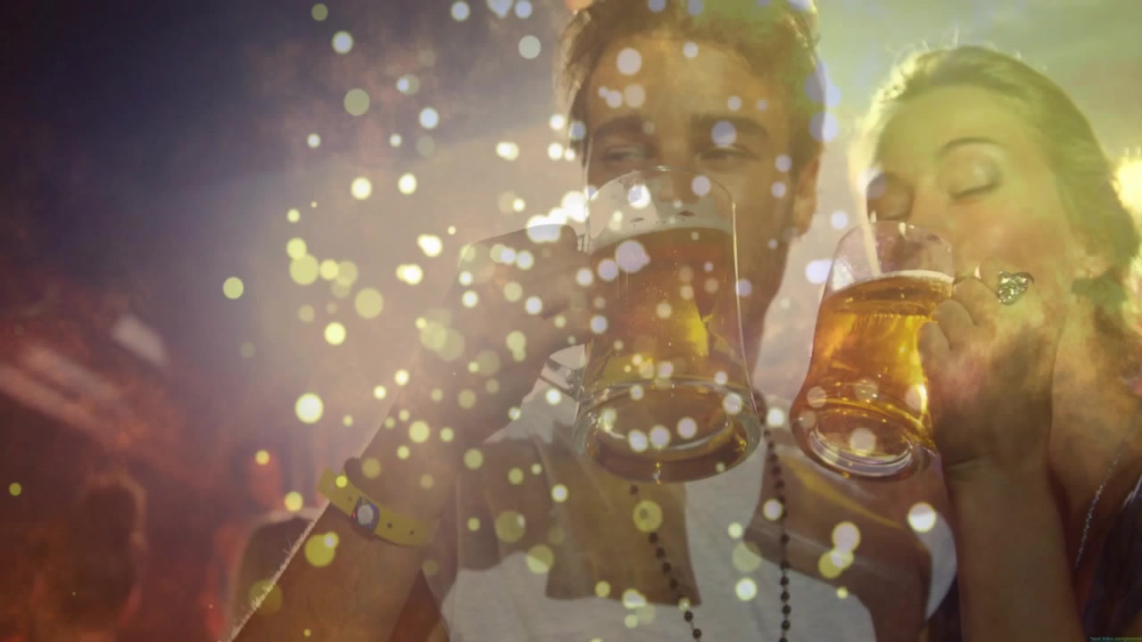 Paar in einer Bar unterhält sich mit Tassen; nachdem der Mann getrunken hat, bewegt er sich nach rechts, während das Bokeh über den Gesichtern abnimmt.