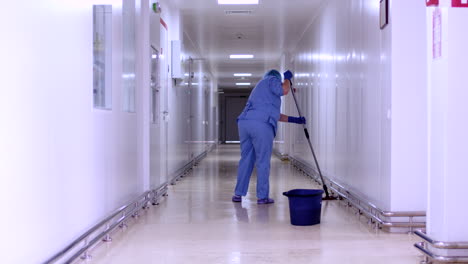 Trabajador-De-Fábrica-Trapeando-El-Piso-En-El-Pasillo-Del-Hospital.-Corredor-De-Limpieza-Más-Limpio